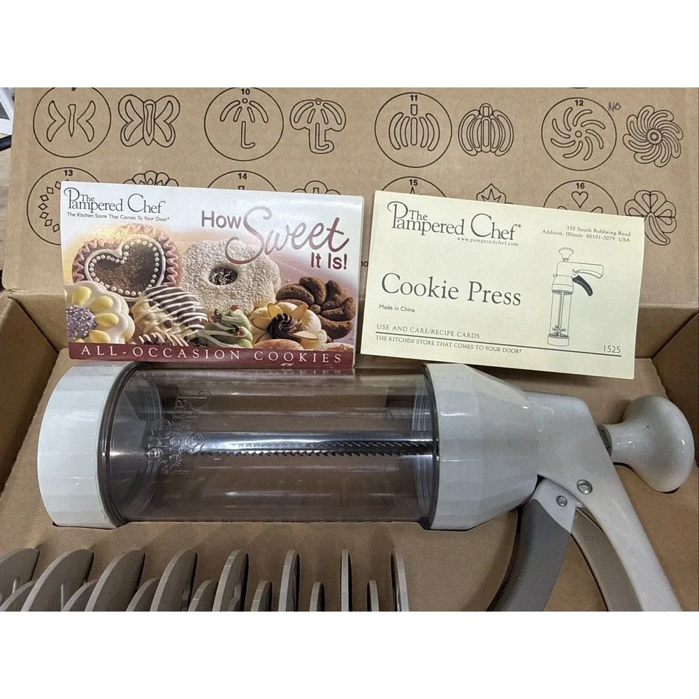 The Pampered Chef 1525 Cookie Press‎ with 16 Discs - White Excellent